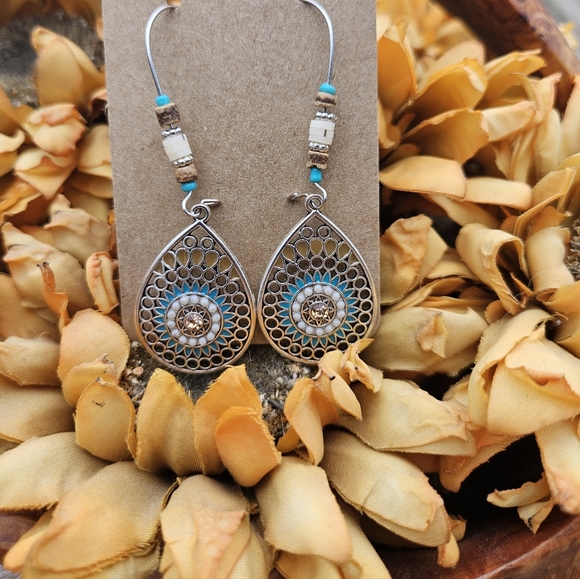 Beautiful hook dangles. NWT. Fast Ship. 4,000 Items Sold! 🏷SALE🏷 - Picture 2 of 4